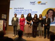 Likes, filtres i IA condicionen l’autoestima dels adolescents